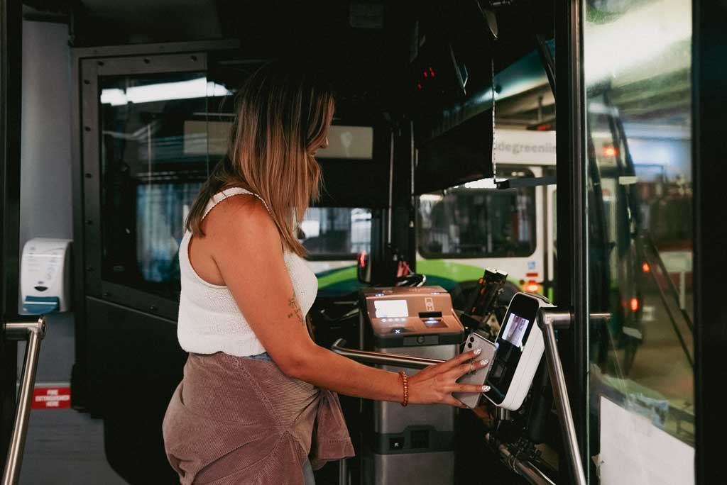 Women boarding bus with the Umo App